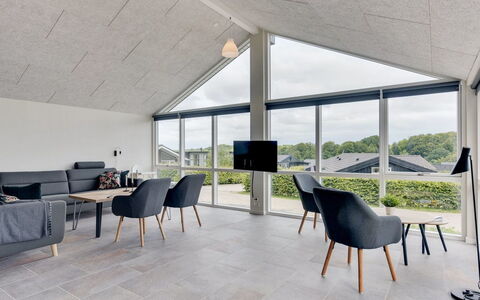 Helina - 180M from the Sea: Bleu, Arbuste, Chalet, Couverture De Sol, Jardin, Biens, Ombre, Aménagement Paysager, Ferme, Eco Hôtel