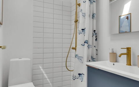 Gülbahar - 300M from the Sea: Luminaire Plomberie, Design Intérieur, Salle De Bains, Sol, Plomberie, Sol, Tuile, Robinet, Toilette, Porcelaine