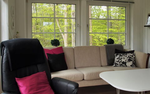 Rigmor - 300M from the Sea: Bleu, Arbuste, Chalet, Couverture De Sol, Jardin, Biens, Ombre, Aménagement Paysager, Ferme, Eco Hôtel