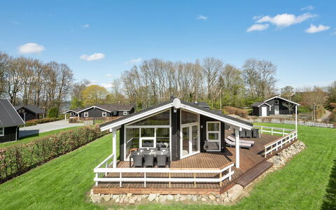 Enja - 150M from the Sea: Toit, Domicile, Maison, Chalet, Porche, Biens, Pelouse, Batiments Jardin, Aménagement Paysager, Cour
