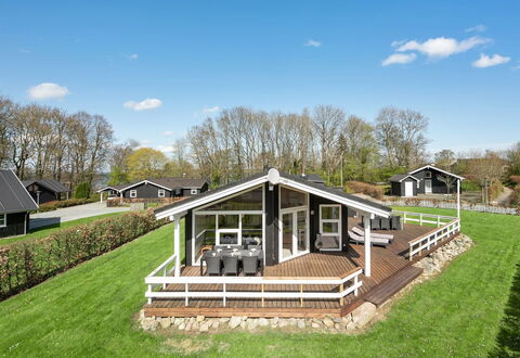 Enja - 150M from the Sea: Toit, Domicile, Maison, Chalet, Porche, Biens, Pelouse, Batiments Jardin, Aménagement Paysager, Cour