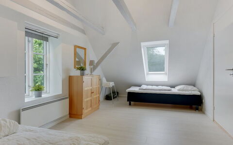 Rosa - 300M from the Sea: Sol, Design Intérieur, Sol, Mur, Chambre, Bois, Lit, Plafond, Meubles, Pièce