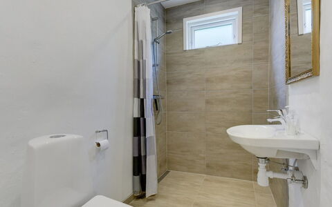 Rosa - 300M from the Sea: Siège De Toilette, Salle De Bains, Toilette, Sol, Luminaire Plomberie, Sol, Mur, Design Intérieur, Plomberie, Tuile