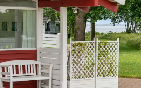 Ditte - 300M from the Sea: Bois, Porche, Ombre, Structure En Plein Air, Jardin, Tache De Bois, Batiments Jardin, Cour, Mobilier De Jardin, Dur