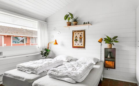 Ditte - 300M from the Sea: Design Intérieur, Plafond, Meubles, Sol, Chambre, Lit, Literie, Throw Pillow, Oreiller, Luminaire