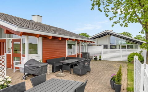 Ditte - 300M from the Sea: Architecture, Maison, Domicile, Toit, Porte, Porche, Ombre, Chalet, Siding, Biens