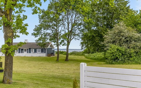 Ditte - 300M from the Sea: Pelouse, Chalet, Ombre, Clôture, Jardin, Aménagement Paysager, Siding, Accueil Escrime, Cour, Palissade
