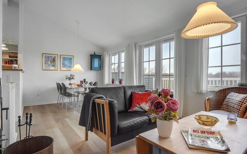 Marga - 400M from the Sea: Toit, Maison, Domicile, Chalet, Porte, Siding, Plate-Forme, Porche, Planche, Dur