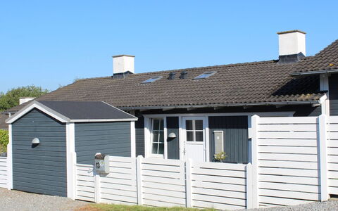 Marga - 400M from the Sea: Toit, Maison, Domicile, Chalet, Porte, Siding, Plate-Forme, Porche, Planche, Dur
