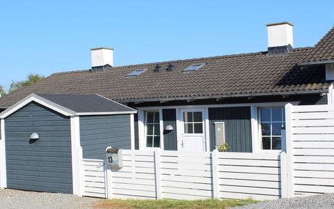 Marga - 400M from the Sea: Toit, Maison, Domicile, Chalet, Porte, Siding, Plate-Forme, Porche, Planche, Dur