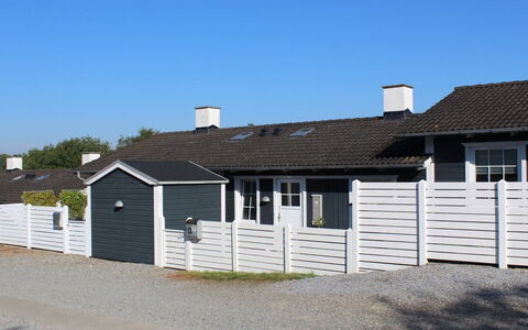 Marga - 400M from the Sea: Toit, Maison, Domicile, Chalet, Porte, Siding, Plate-Forme, Porche, Planche, Dur
