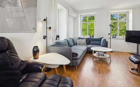 Juuso - 20Km from the Sea: Meubles, Design Intérieur, Canapé, Sol, Mur, Sol, Salon, Bois, Plafond, Appartement