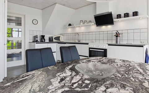 Juuso - 20Km from the Sea: Sol, Cuisine, Design Intérieur, Comptoir, Sol, Plafond, Appareil De Cuisine, Cabinetry