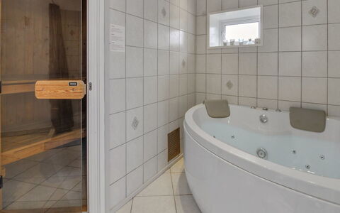 Juuso - 20Km from the Sea: Sol, Design Intérieur, Sol, Luminaire Plomberie, Salle De Bains, Baignoire, Plafond, Pièce, Plomberie, Éclairage