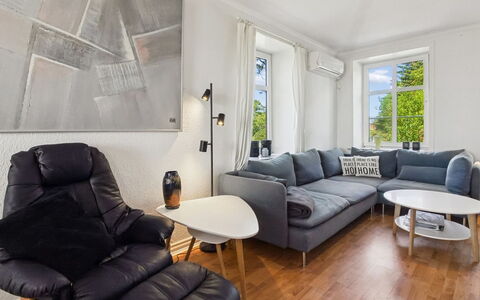 Juuso - 20Km from the Sea: Meubles, Design Intérieur, Canapé, Sol, Sol, Mur, Salon, Bois, Plafond, Appartement