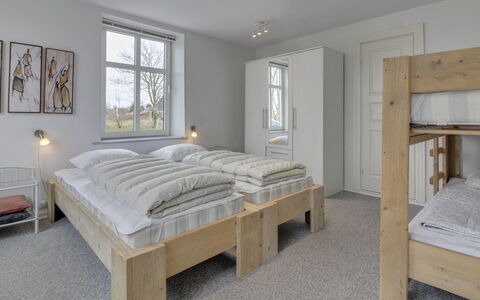 Juuso - 20Km from the Sea: Lit, Chambre, Meubles, Literie, Design Intérieur, Bois, Drap De Lit, Sol, Plafond, Sol