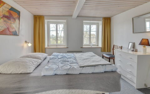 Juuso - 20Km from the Sea: Lit, Chambre, Design Intérieur, Literie, Meubles, Drap De Lit, Bois, Plafond, Sol, Sol