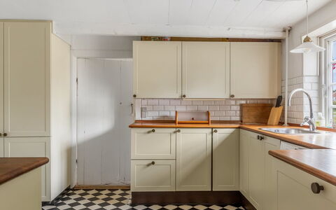 Ilsa - 9.8Km from the Sea: Cuisine, Sol, Cabinetry, Appareil De Cuisine, Comptoir, Design Intérieur, Bois, Principaux Appliance, Sol, Tiroir