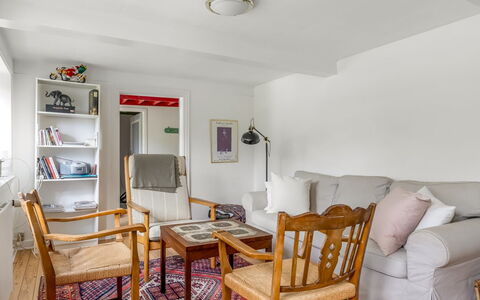Ilsa - 9.8Km from the Sea: Meubles, Design Intérieur, Sol, Mur, Canapé, Sol, Bois, Salon, Plafond, Pièce