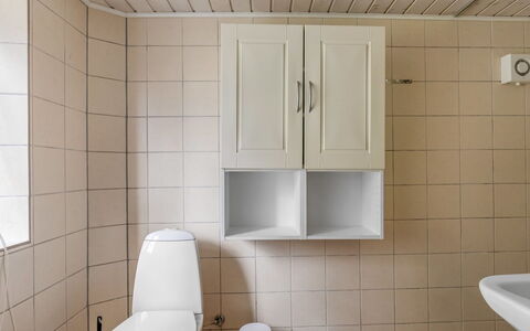 Ilsa - 9.8Km from the Sea: Sol, Mur, Design Intérieur, Luminaire Plomberie, Sol, Évier, Bois, Lavabo, Salle De Bains, Robinet