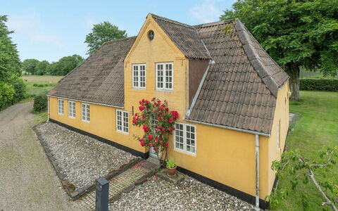Ilsa - 9.8Km from the Sea: Bois, Tache De Bois, Planche, Dur, Chalet, Plate-Forme, Siding, Ombre, Parquet, Batiments Jardin