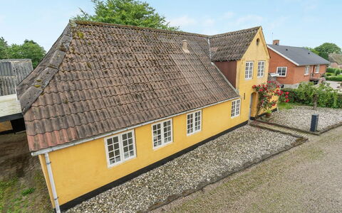 Ilsa - 9.8Km from the Sea: Bois, Tache De Bois, Planche, Dur, Chalet, Plate-Forme, Siding, Ombre, Parquet, Batiments Jardin
