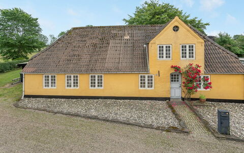 Ilsa - 9.8Km from the Sea: Bois, Tache De Bois, Planche, Dur, Chalet, Plate-Forme, Siding, Ombre, Parquet, Batiments Jardin