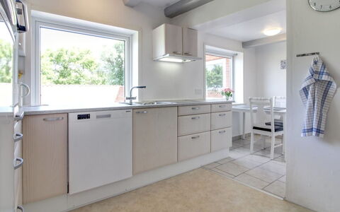 Skarpe: Cuisine, Comptoir, Design Intérieur, Appareil De Cuisine, Sol, Cabinetry, Plafond, Principaux Appliance, Sol, Evier