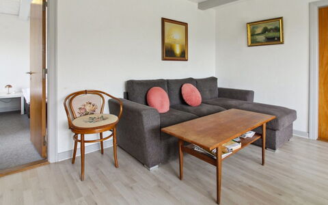 Skarpe: Meubles, Sol, Design Intérieur, Sol, Canapé, Bois, Pièce, Plafond, Table, Salon