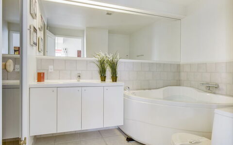 Joar - 5M to the Fjord: Design Intérieur, Sol, Mur, Sol, Luminaire Plomberie, Plafond, Salle De Bains, Baignoire, Armoire De Toilette, Plomberie