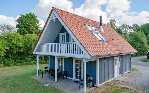 Fausta - 150M to the Fjord: Maison, Domicile, Toit, Zone Résidentielle, Chalet, Biens, Ferme, Pelouse, Aménagement Paysager, Siding
