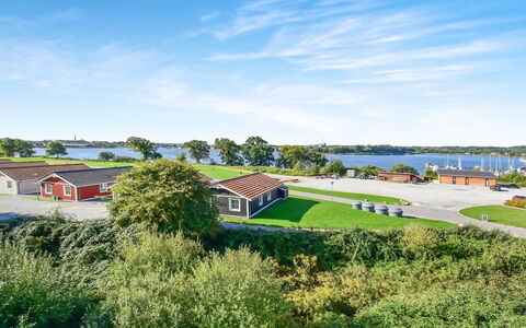 Uffe - 100M to the Fjord: Toit, Domicile, Chalet, Siding, Ombre, Ferme, Biens, Allée, Batiments Jardin, Cour