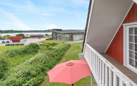 Uffe - 100M to the Fjord: Bâtiment, Maison, Fenêtre, Domicile, Toit, Zone Résidentielle, Arbuste, Chalet, Lot Terre