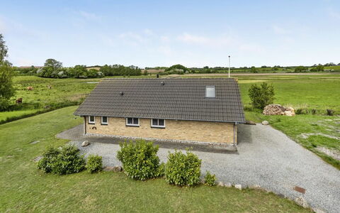 Sigbritt - 100M from the Sea: Toit, Domicile, Chalet, Siding, Ombre, Ferme, Biens, Allée, Batiments Jardin, Cour