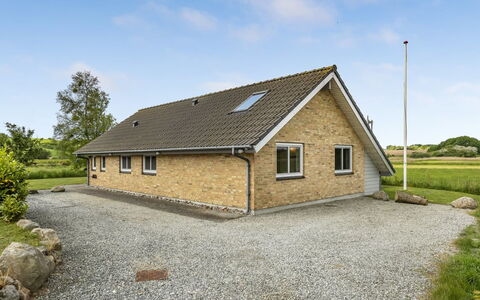Sigbritt - 100M from the Sea: Toit, Domicile, Chalet, Siding, Ombre, Ferme, Biens, Allée, Batiments Jardin, Cour