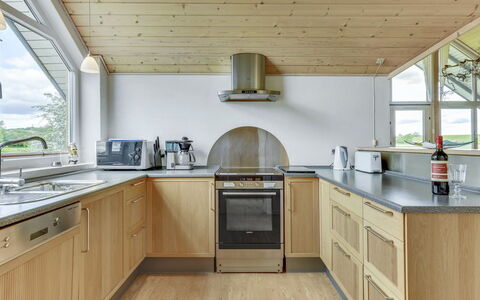Sigbritt - 100M from the Sea: Bois, Sol, Cuisine, Design Intérieur, Comptoir, Plafond, Appareil De Cuisine, Sol, Cabinetry, Principaux Appliance