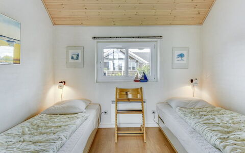 Sigbritt - 100M from the Sea: Bois, Domicile, Chambre, Plafond, Lit, Dur, Daylighting, Literie, L'Hiver, Planche
