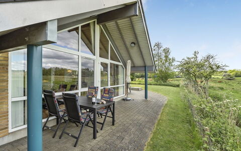 Sigbritt - 100M from the Sea: Domicile, Chalet, Biens, Pelouse, Cour, Aménagement Paysager, Porche, Siding, Ferme, Villa