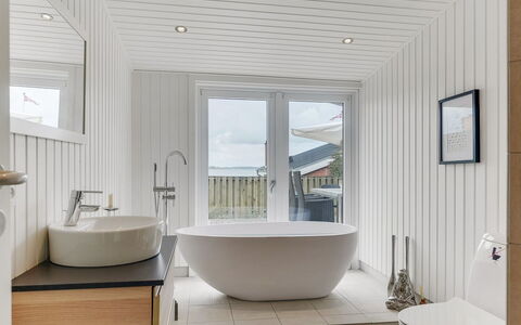 Elain - from the Sea: Luminaire Plomberie, Bois, Sol, Design Intérieur, Sol, Plafond, Évier, Robinet, Salle De Bains, Plomberie
