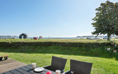 Katrina - 50M to the Fjord: Toit, Maison, Lot Terre, Domicile, Chalet, Biens, Batiments Jardin, Ombre, Cabane En Rondins, Aménagement Paysager