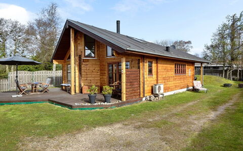 Fortuna - 200M from the Sea: Toit, Maison, Domicile, Chalet, Porte, Siding, Plate-Forme, Porche, Planche, Dur