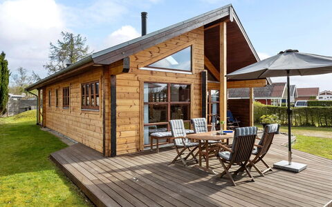 Fortuna - 200M from the Sea: Toit, Maison, Domicile, Chalet, Porte, Siding, Plate-Forme, Porche, Planche, Dur