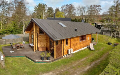 Fortuna - 200M from the Sea: Toit, Maison, Domicile, Chalet, Porte, Siding, Plate-Forme, Porche, Planche, Dur