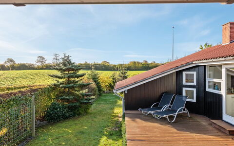 Nica - 100M from the Sea: Meubles, Table, Mobilier De Jardin, Tableau De Plein Air, Chaise, Tache De Bois, Ombre, Arrière-Cour, Chalet, Table Cuisine Et Salle A Manger