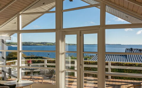 Nica - 100M from the Sea: Toit, Maison, Domicile, Chalet, Siding, Biens, Allée, Batiments Jardin, Cour, Cabanon