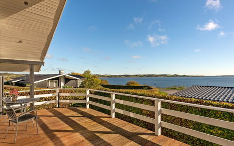 Nica - 100M from the Sea: Toit, Maison, Domicile, Chalet, Siding, Biens, Allée, Batiments Jardin, Cour, Cabanon