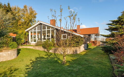 Nica - 100M from the Sea: Toit, Maison, Domicile, Chalet, Siding, Biens, Allée, Batiments Jardin, Cour, Cabanon