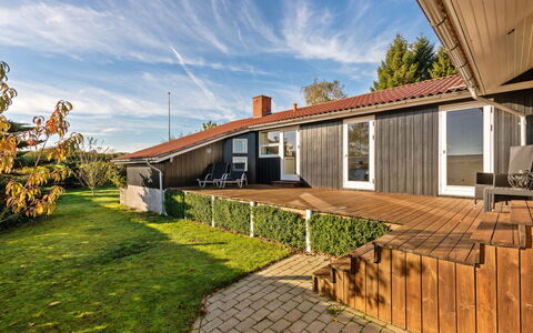Nica - 100M from the Sea: Toit, Maison, Domicile, Chalet, Siding, Biens, Allée, Batiments Jardin, Cour, Cabanon