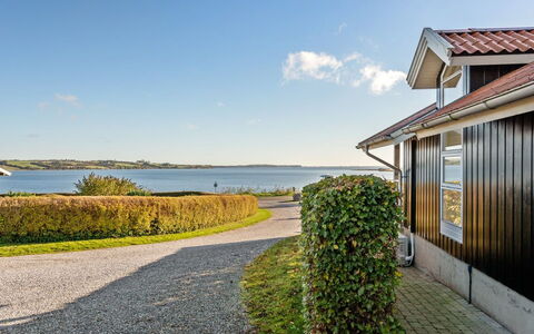 Nica - 100M from the Sea: Toit, Maison, Domicile, Chalet, Siding, Biens, Allée, Batiments Jardin, Cour, Cabanon