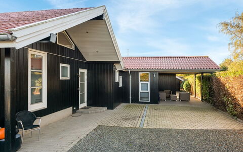 Nica - 100M from the Sea: Toit, Maison, Domicile, Chalet, Siding, Biens, Allée, Batiments Jardin, Cour, Cabanon